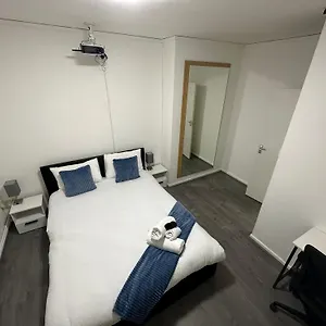 Apartment Unique Double Bedroom, London